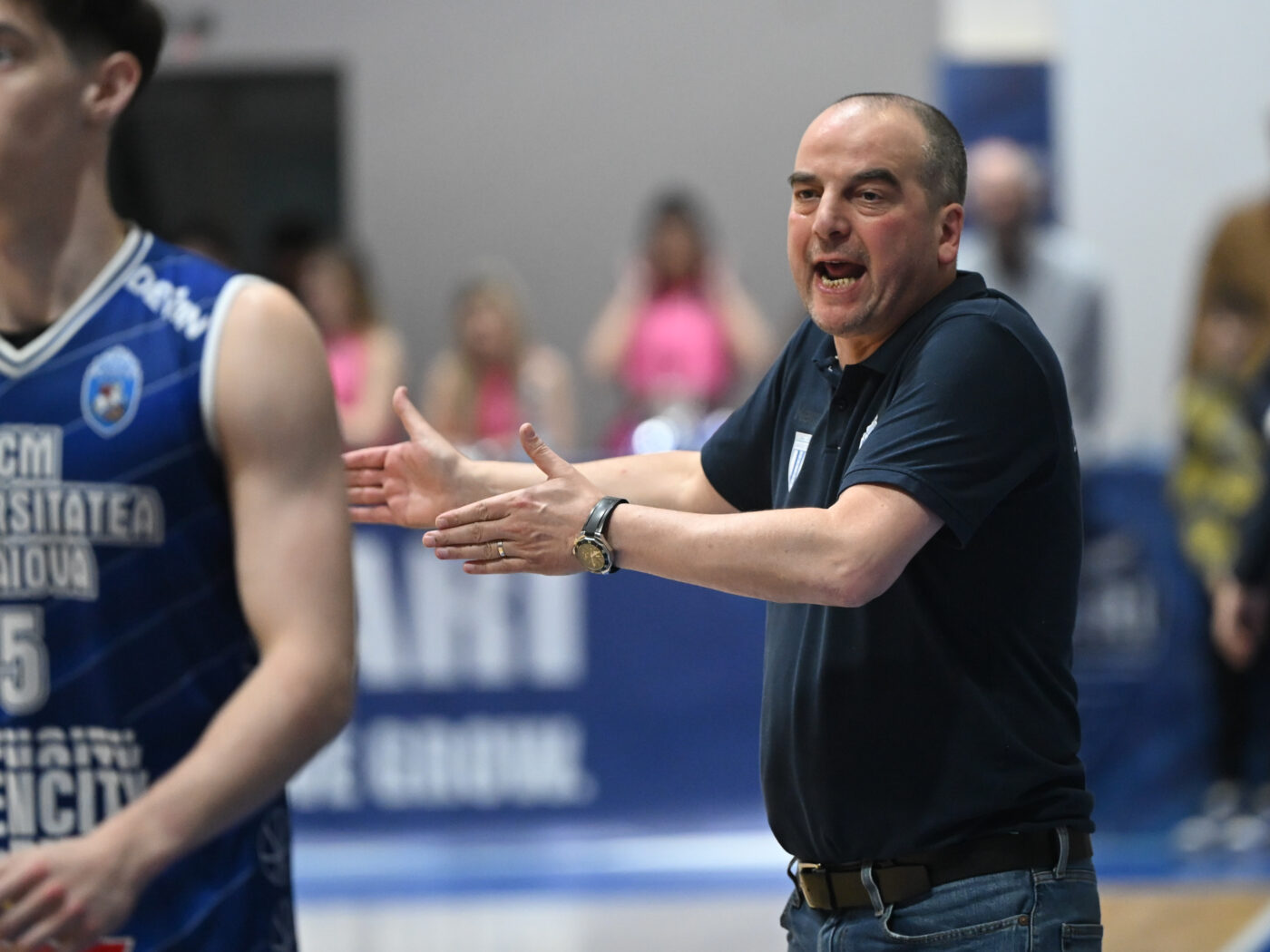 EXCLUSIV A făcut istorie pe banca tehnică a Craiovei, dar va pleca la o rivală din campionat