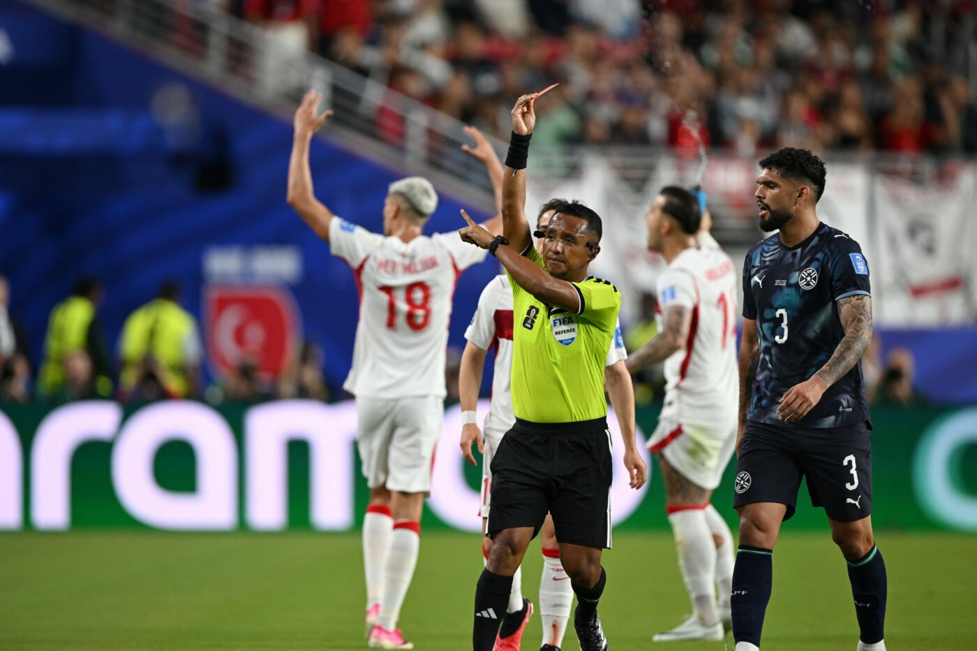 CM 2026 Turcia – Paraguay de la Cupa Mondială intră în istoria fotbalului: pentru prima dată s-a dat cartonaș roșu pentru acoperirea gurii cu mâna!