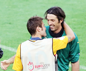 Adrian Mutu, amintiri despre penalty-ul apărat de Gianluigi Buffon la Euro 2008: „Am şutat pe centru pentru că Buffon mă cunoştea”
