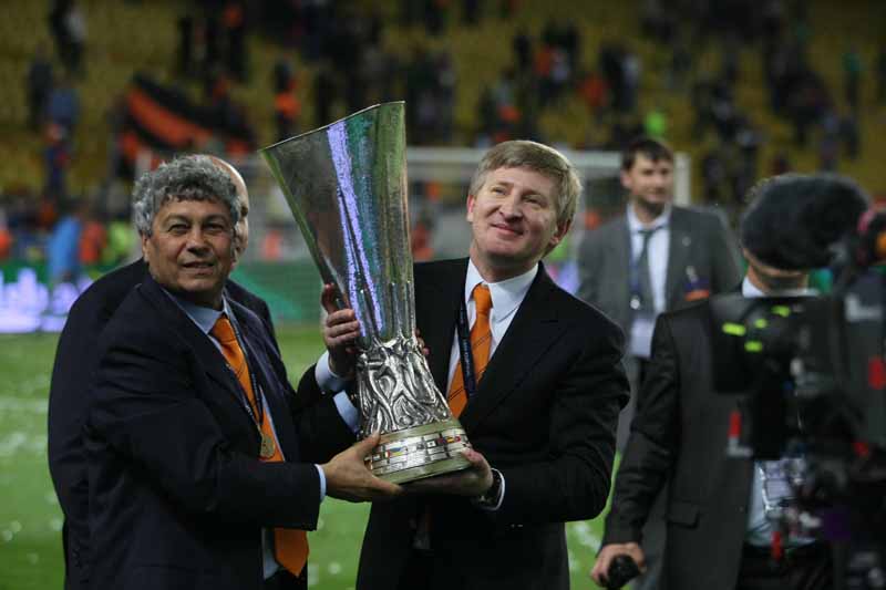 Ce se întâmplă cu averea lui Rinat Ahmetov, fostul patron al lui Mircea Lucescu de la Șahtior Donețk, după declanșarea războiului! Cel mai bogat om din Ucraina, cu zeci de miliarde de euro în conturi, a fugit pe Riviera Franceză la conacul pe care a plătit 200.000.000 de euro!