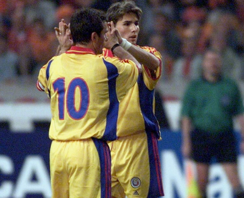 Mutu (cu fața), alături de Hagi în perioada în care erau colegi la echipa națională