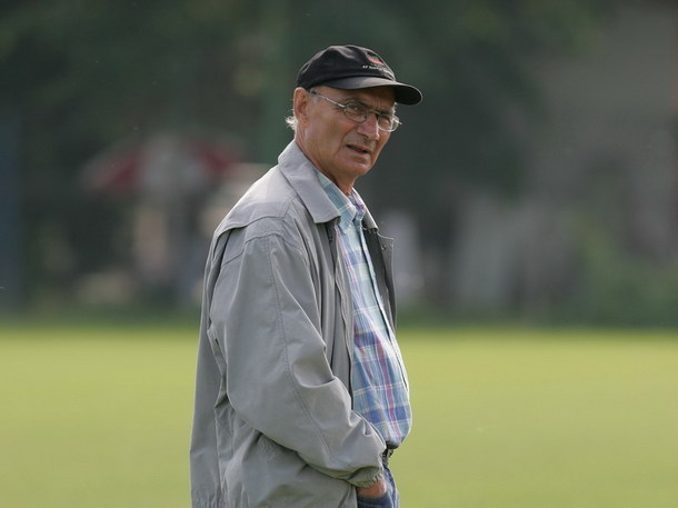 Legendarul antrenor Jackie Ionescu a murit la 88 de ani. A adus ultimul trofeu în vitrina lui Poli Timișoara. Vasile Nucă, fostul elev al „Profesorului”: „Poate fi comparat cu regizor de teatru sau film. Respira fotbal. Un vizionar”