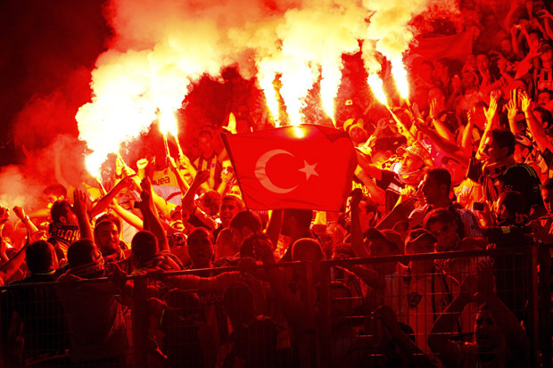Fenerbahce a fost sancționată pentru că fanii au scandat numele lui Vladimir Putin la partida cu Dinamo Kiev! „Contextul este deosebit de sensibil” | SPECIAL