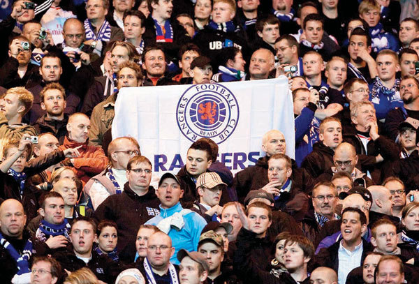 Așa au luat tiltul! Cum i-au intimidat fanii lui Rangers pe jucătorii lui Celtic în meciul crucial cu Dundee United. Nu se așteptau la așa ceva! | FOTO