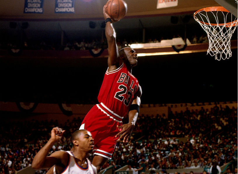 A apărut prima carte românească dedicată marelui baschetbalist Michael Jordan. Se numește Air Majesty și este scrisă de comentatorul tv Emil Hossu-Longin
