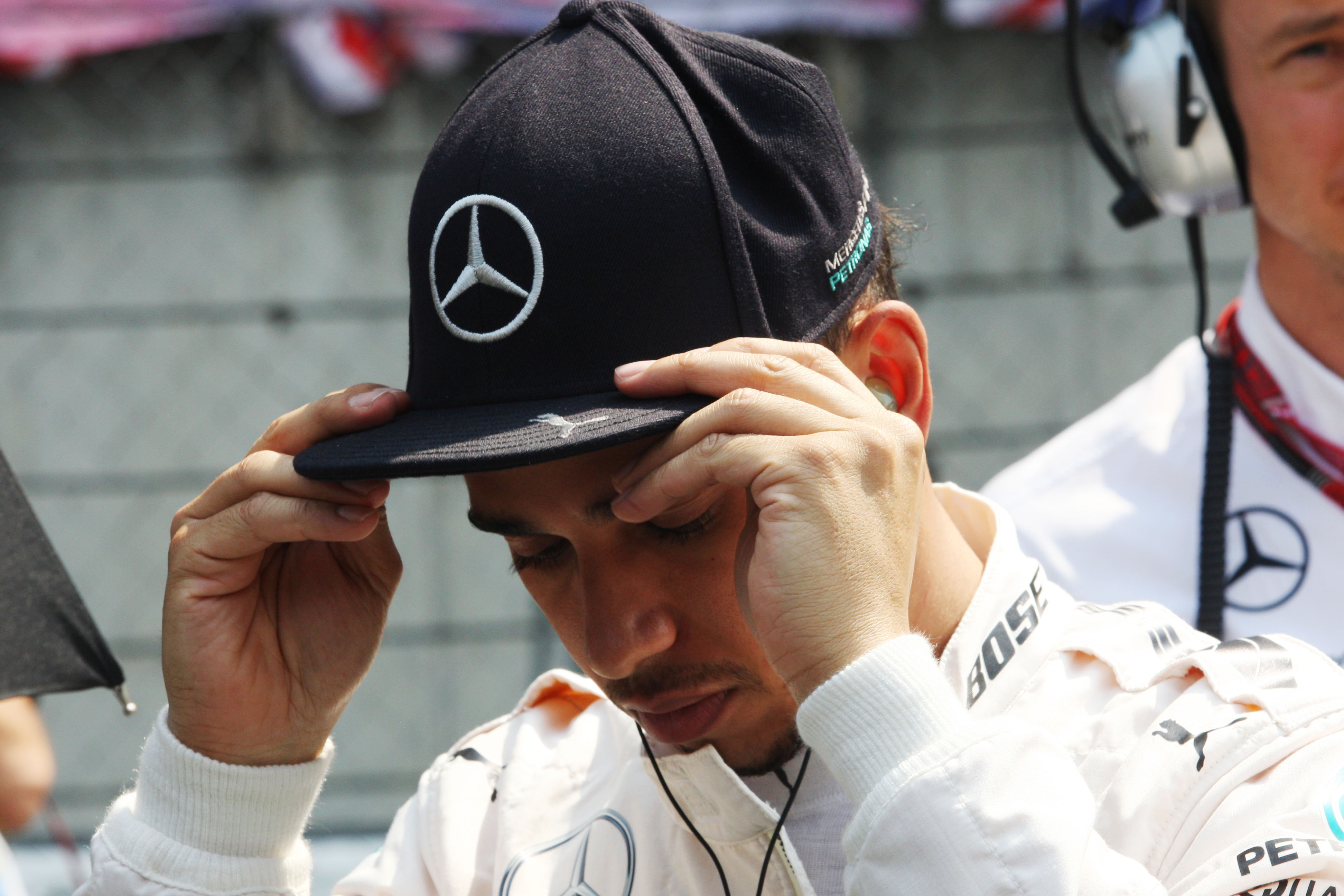 Cursă cu peripeții la Monza: Lewis Hamilton, la un pas să-și piardă viața în Formula 1! „Slavă Domnului că există. Mi-a salvat gâtul” | VIDEO