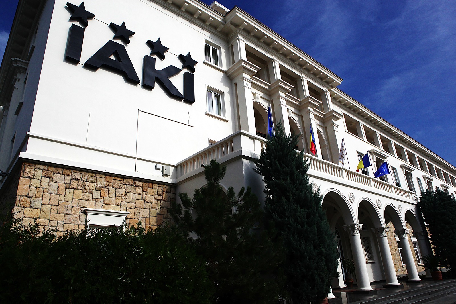 Cât plătesc turiștii care au ales să își petreacă revelionul la hotelul lui Gică Hagi, din Mamaia! Printre facilități, împachetare corporală cu alge micronizate și duș cervical
