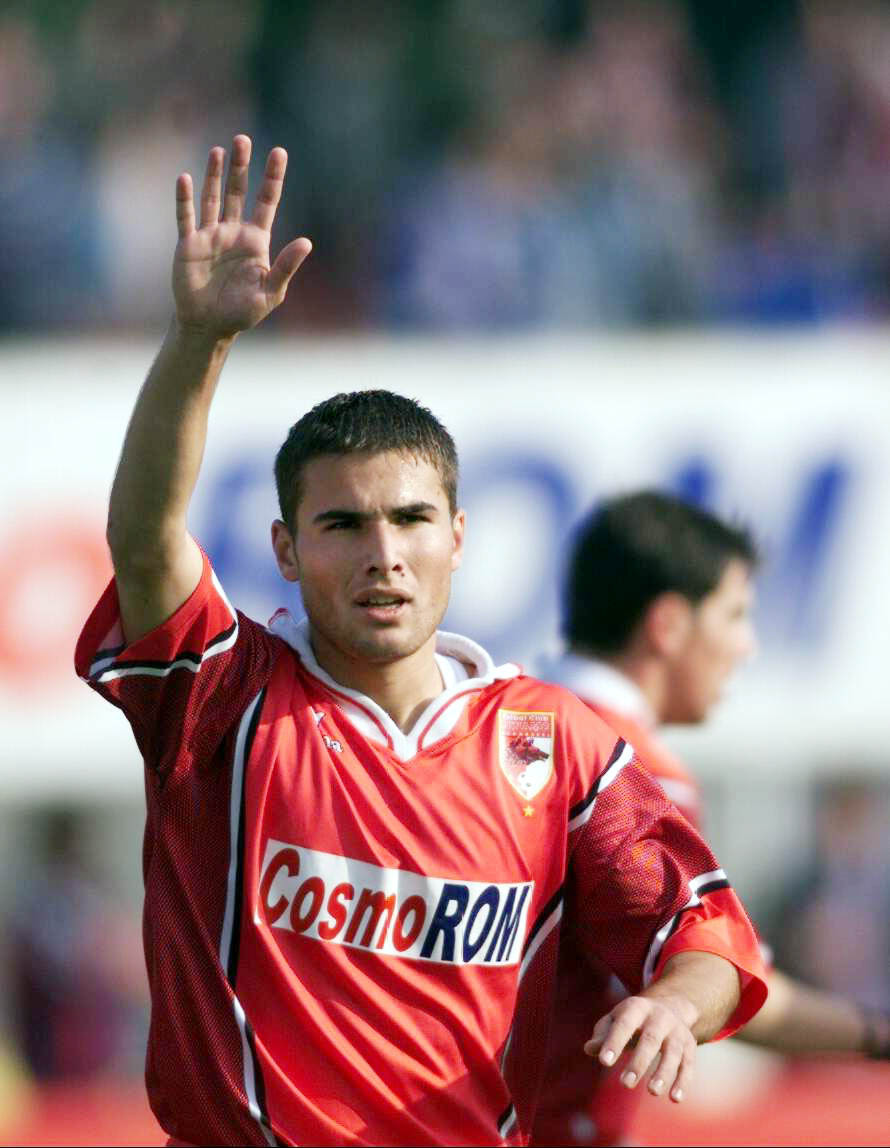 Mutu a jucat o perioadă scurtă la Dinamo, unde a fost antrenat de Mister Dinu