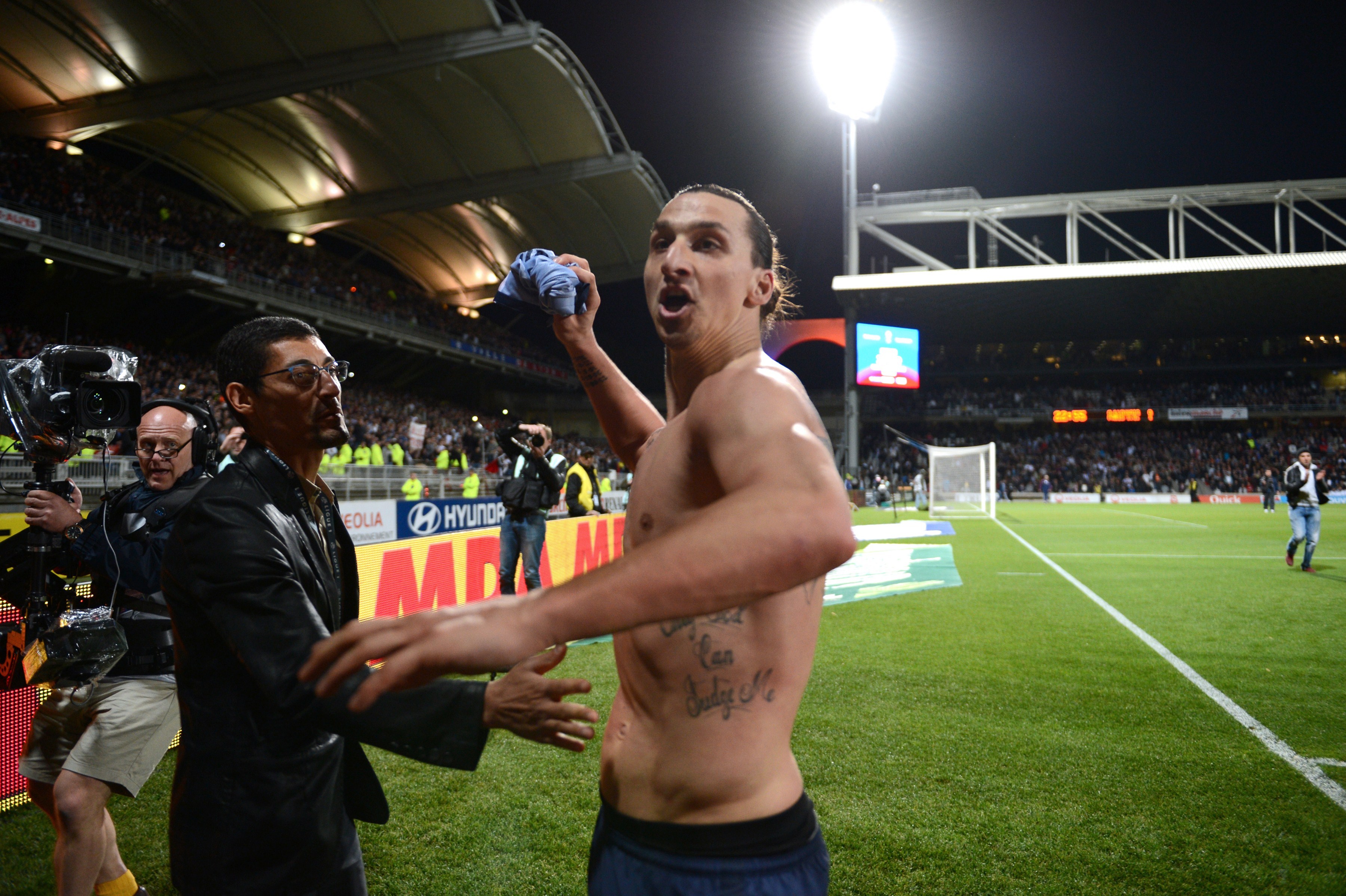 Zlatan Ibrahimovic, așa cum nu l-ai mai văzut niciodată! Starul Milanului și-a uimit fanii după ce a apărut aproape dezbrăcat | VIDEO