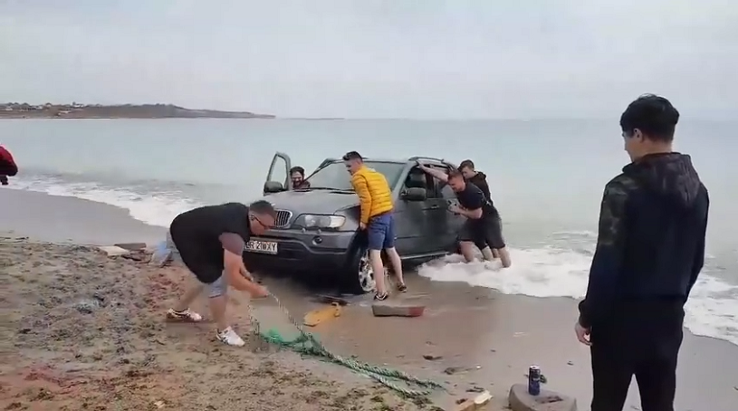 Imaginea Zilei De 1 Mai Bmw Ul A Luat ApÄ Un Èofer A Intrat Cu MaÈina In Mare La Vama Veche Apoi A RÄmas Blocat Video