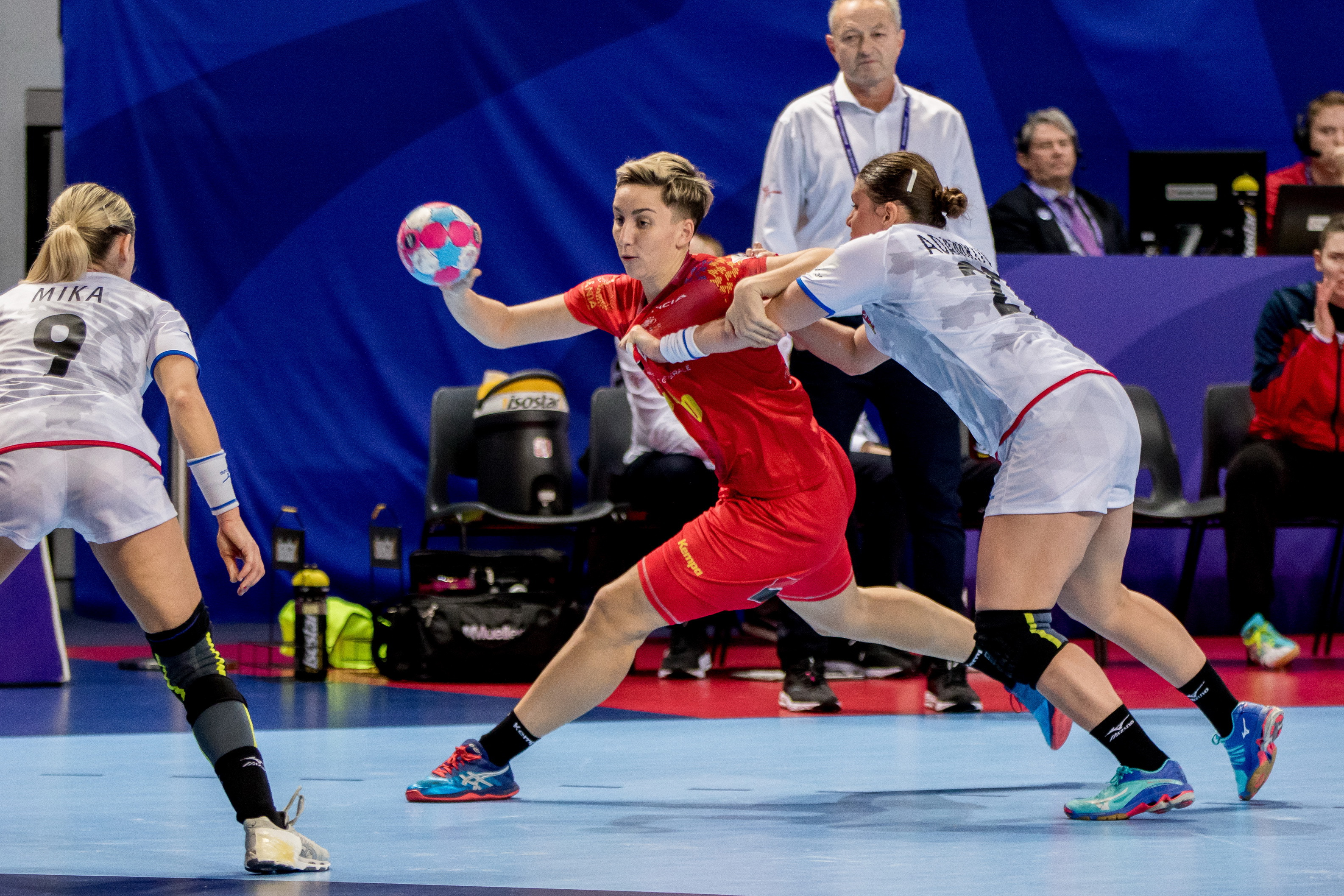 CSM București și Rapid tremură! Cine este noua forță financiară din handbalul feminin care a pus mâna pe două jucătoare de națională: Iulia Dumanska și Cristian Laslo | SPECIAL