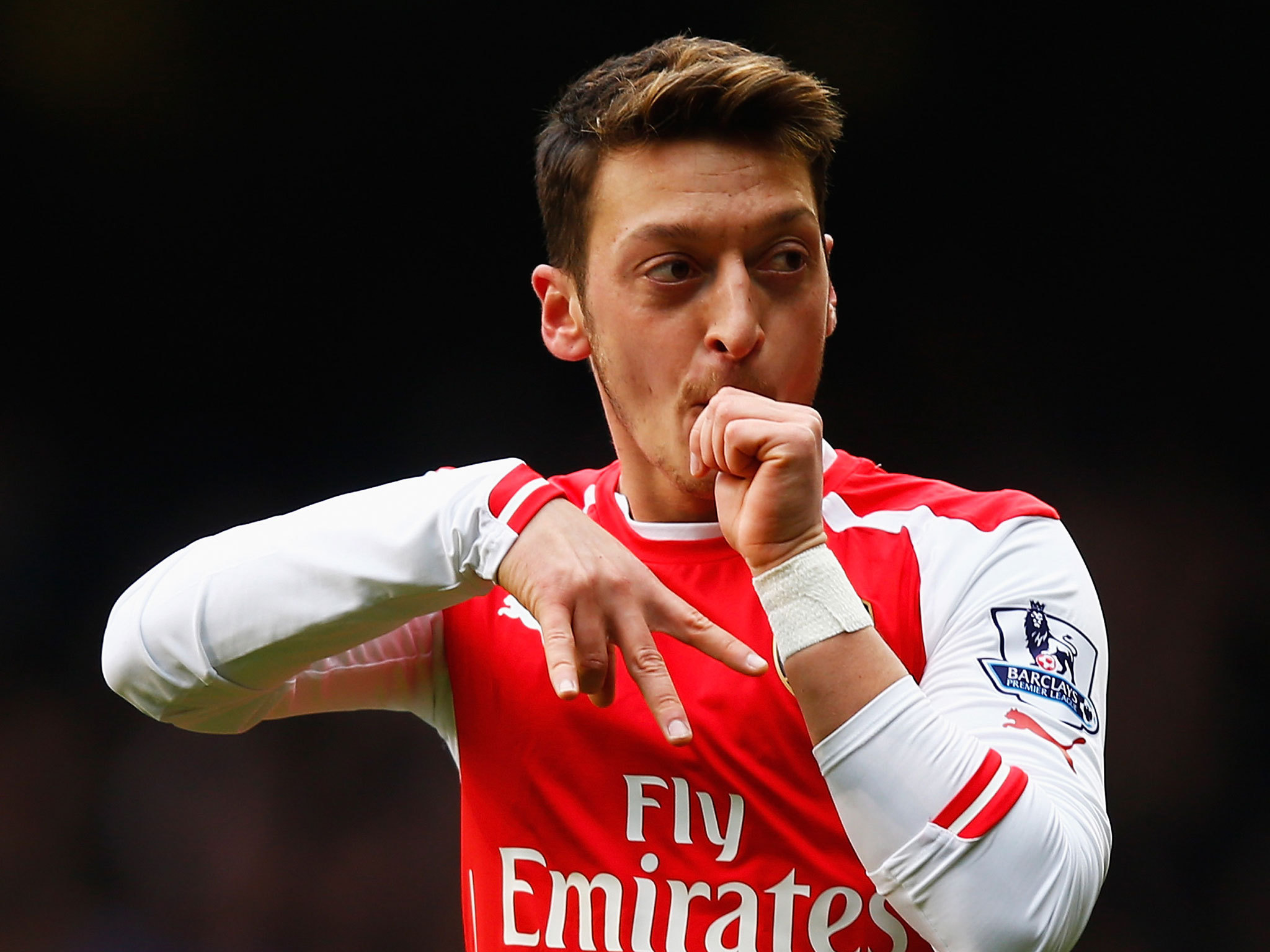 Războiul de pe rețelele sociale dintre fotbalistul Mesut Ozil și Piers Morgan, celebrul prezentator TV, a continuat cu un nou episod: „Ești plin de rahat, așa că mă bucur că ți-am putut fi de folos”