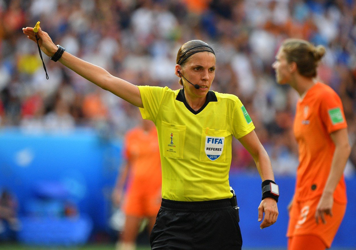 „Vor să fie însărcinate sau vor să fie arbitru?”, declarația care a declanșat scandalul în Anglia. Polemică despre ascensiunea femeilor pornită de un fost ecuson FIFA