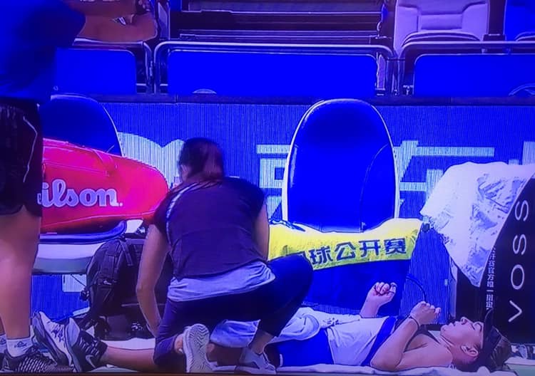 Simona Halep primește îngrijiri la un time-out medical în optimile de la Wuhan, contra Elenei Rybakina.