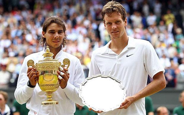 Tomas Berdych, cu trofeul finalistului, alături de Rafael Nadal, campionul ediției 2010 a Wimbledonului.