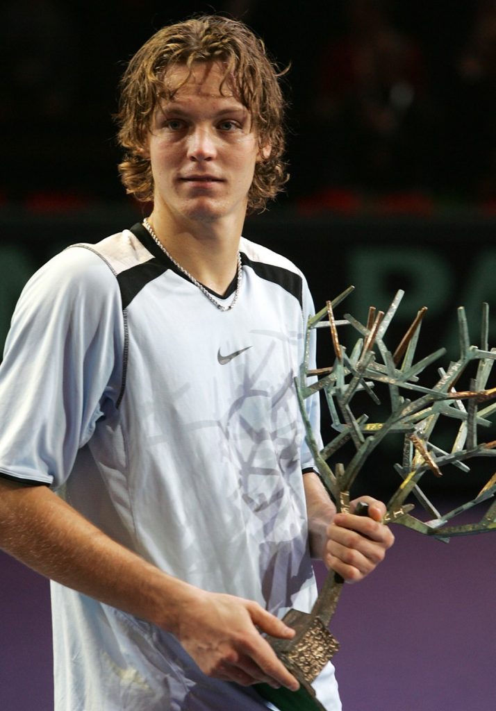 Tomas Berdych ținând cel mai prețios trofeu al carierei, după finala Masters-ului de la Paris, din 2005.