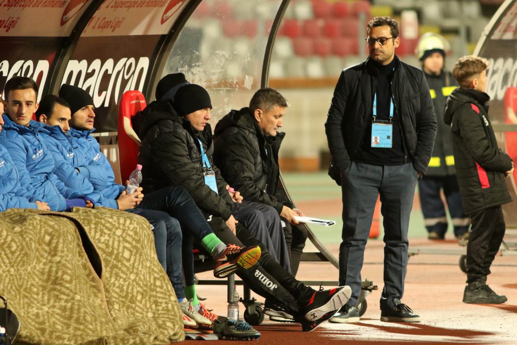 Retrospectiva Ligii 1 la fotbal 2020-2021. 38 de antrenori principali s-au perindat pe băncile tehnice, 7 au fost străini