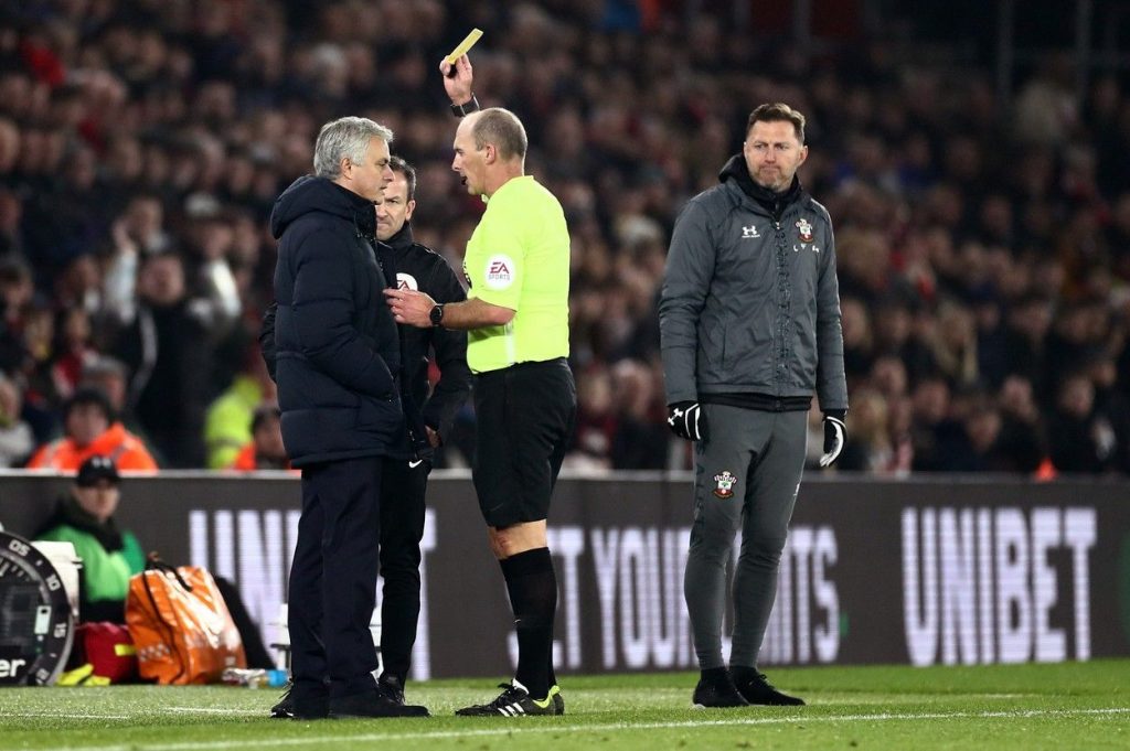 Mike Dean și familia lui au primit amenințări cu moartea, după cartonașul roșu arătat celor de la West Ham! Arbitrul englez a cerut să nu fie delegat în această săptămână