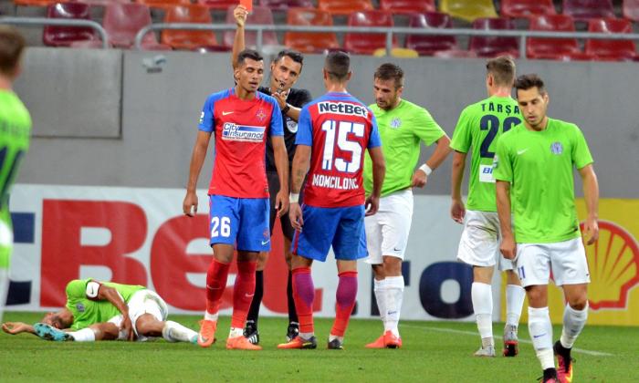 FOTO: Digi Sport / Cristian Onțel a încasat cartonașul roșu într-un FCSB - CSM Poli Iași 1-1, după o intrare dură asupra lui Ionuț Voicu.