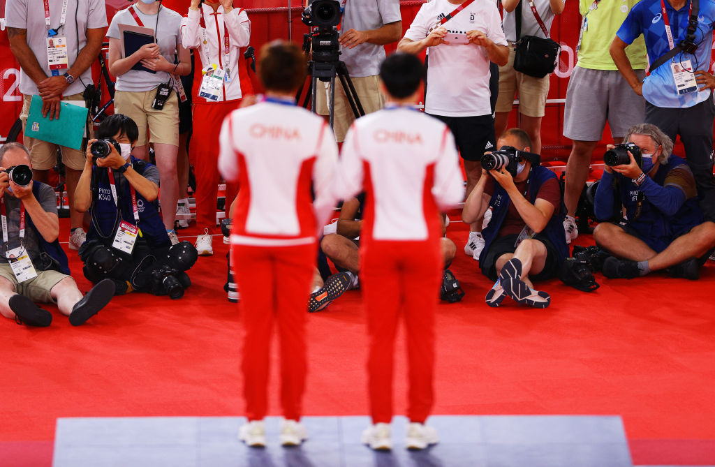 Scandal olimpic: două medaliate cu aur, omagiu pentru „cel mai mare” criminal din istorie, dictatorul chinez Mao Zedong. CIO solicită explicații