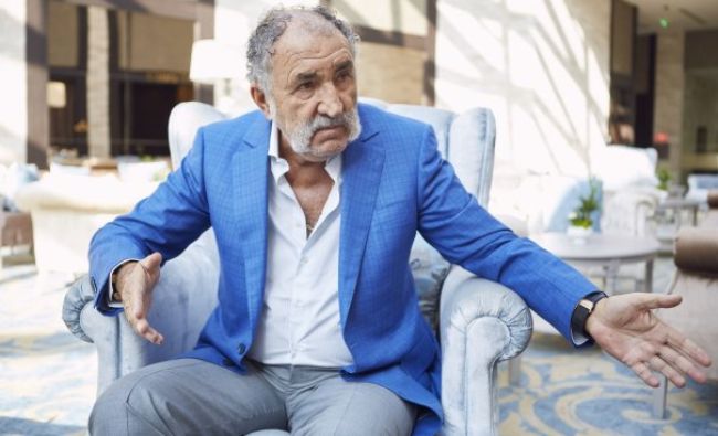 Dialogul dintre Ion Țiriac și un angajat: „Mă, uită-te la dunga de la pantalon şi uită-te la afişele tale” + „Ce faci cu peretele ăsta?”