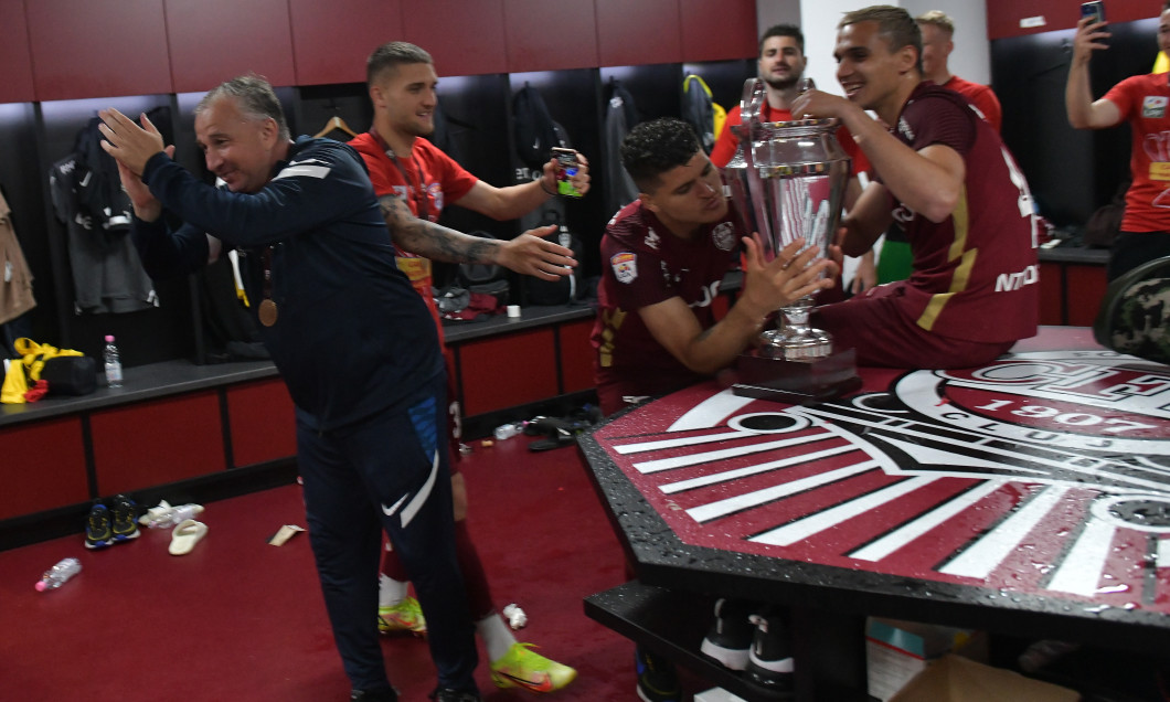 Imaginile rușinii! Dan Petrescu și vedetele lui CFR Cluj își înjură rivalii roș-albaștri într-un mod grosolan: „Cine ține cu Steaua să-i…” | VIDEO