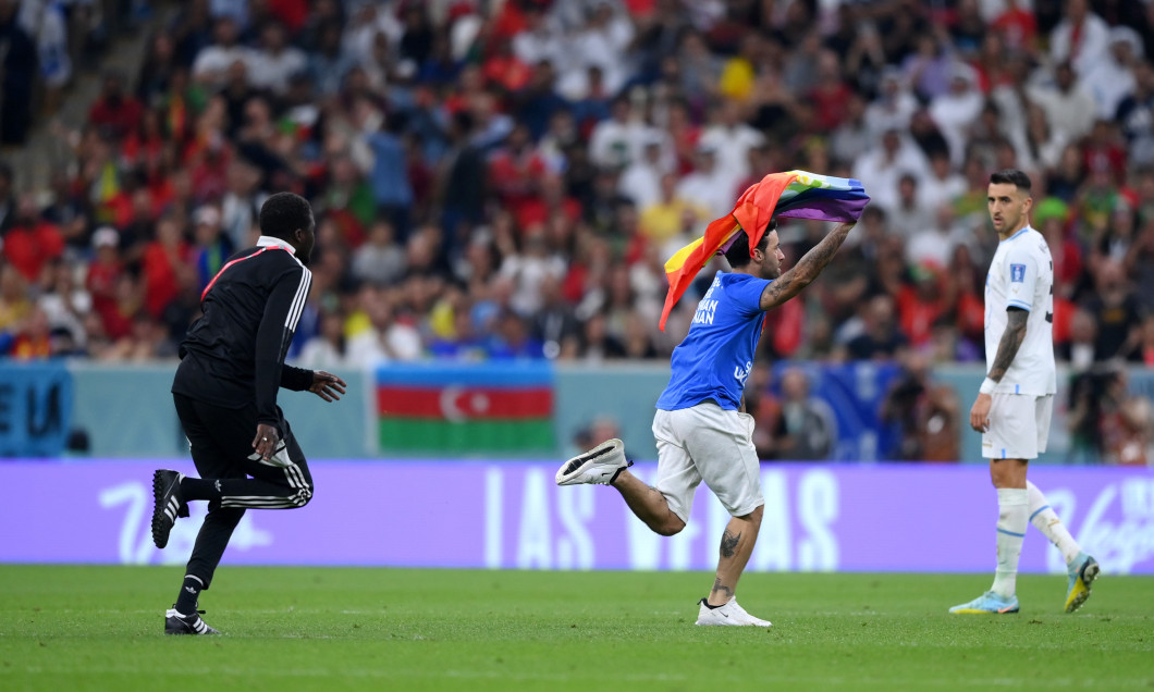 Cine e italianul Mario „Il Falco” Ferri, fanul care a intrat pe gazon cu steagul LGBT și mesajul „Salvați Ucraina” la Portugalia – Uruguay! Este recunoscut în Serie A pentru escapadele sale