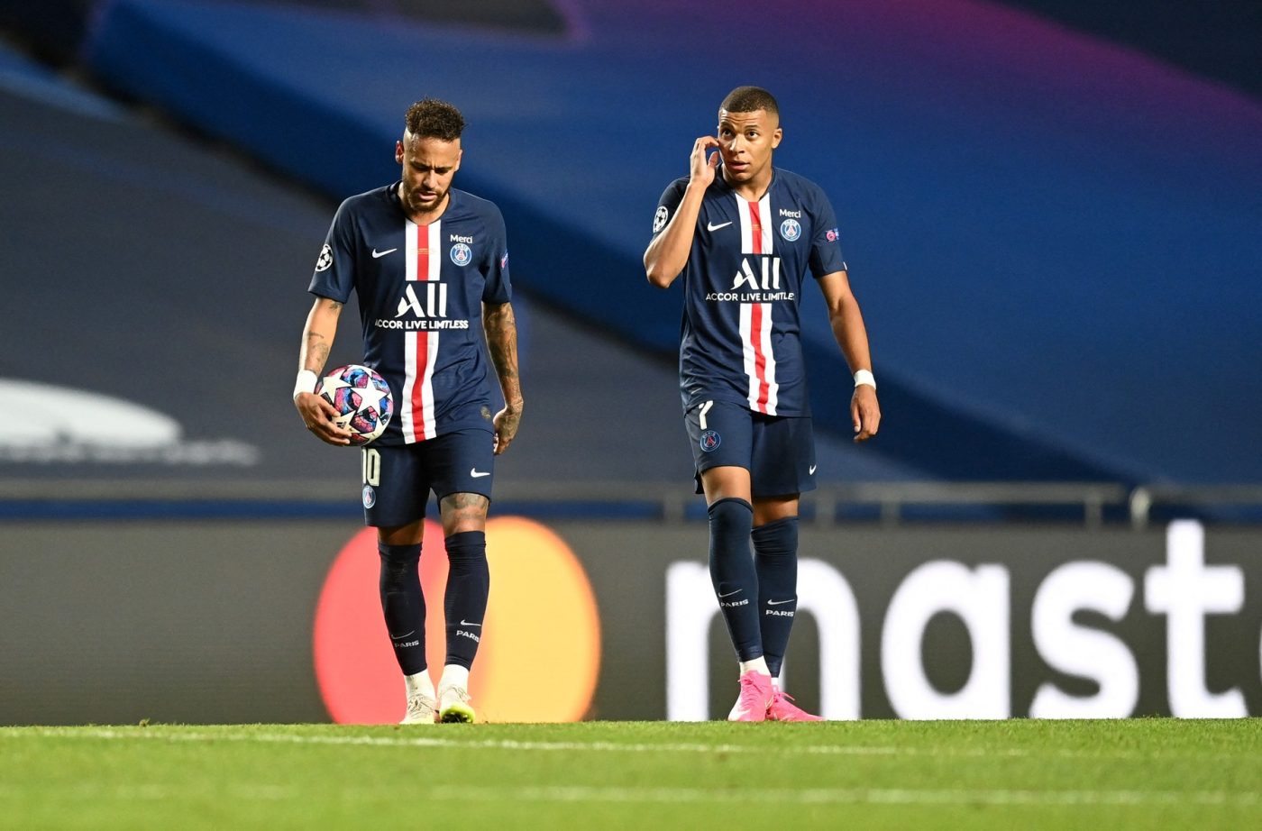 Fotbalul francez e la un pas de colaps, după ce au fost respinse ofertele de la Amazon și DAZN pentru drepturile TV ale Ligue 1! Urmează falimentul?!