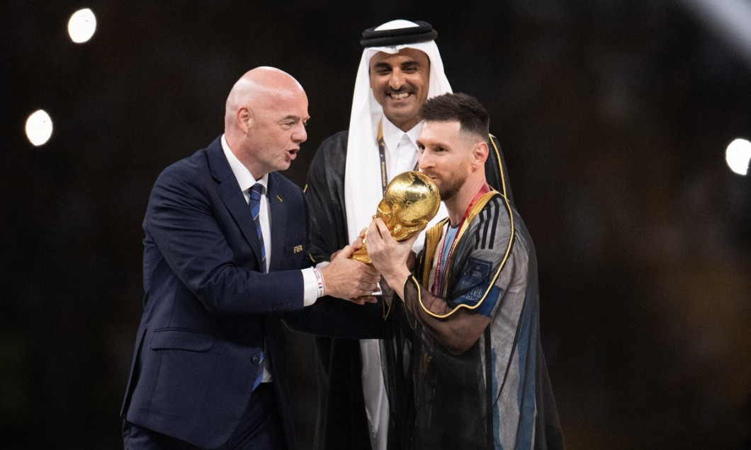 Scandal uriaș din cauza tunicii Bisht pe care emirul Qatarului a pus-o pe Leo Messi: cei de la Adidas au turbat de furie!