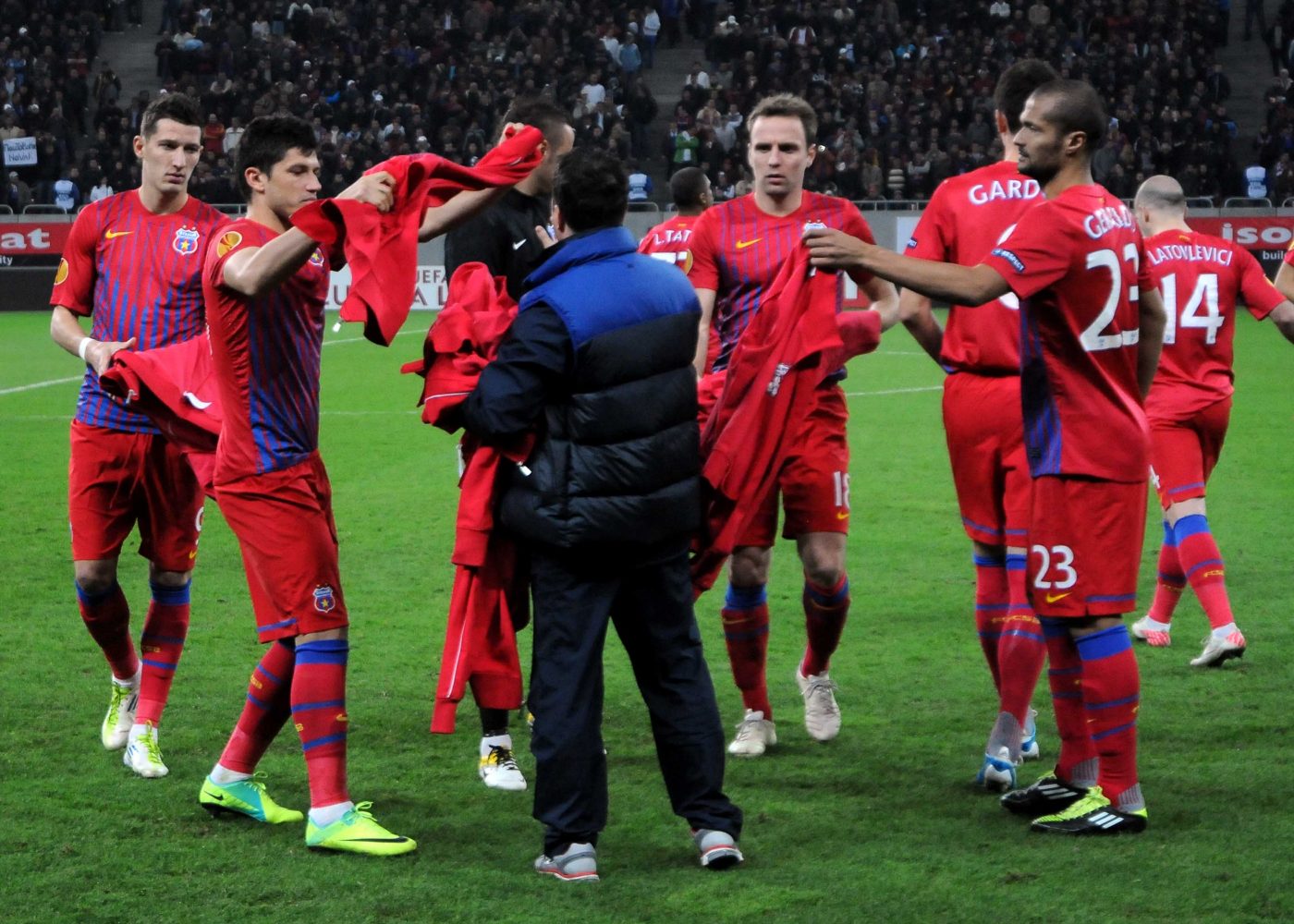 Fotbalistul rămas în memoria fanilor Stelei pentru lovitura de kung-fu cere primirea lui FCSB în Ghencea: „Să joace și ei acolo!”
