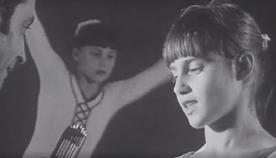Cum a sărbătorit Nadia Comăneci 45 de ani de la primul 10 din istoria gimnasticii. S-a îmbrăcat în ținută de concurs. „O picătură de istorie” | VIDEO