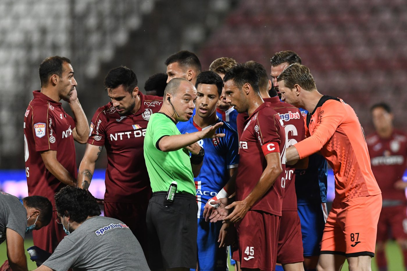 Partea nevăzută a arbitrajului! Marius Avram, despre greșelile care îi afectează pe arbitri: „Nu dormeam zile întregi!” | VIDEO EXCLUSIV