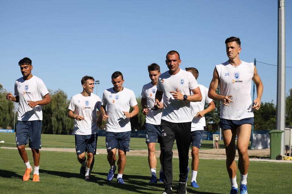Cornel Blejan (cu pantaloni lungi), preparatorul fizic al Universității Craiova, la antrenament alături de jucătorii din Bănie