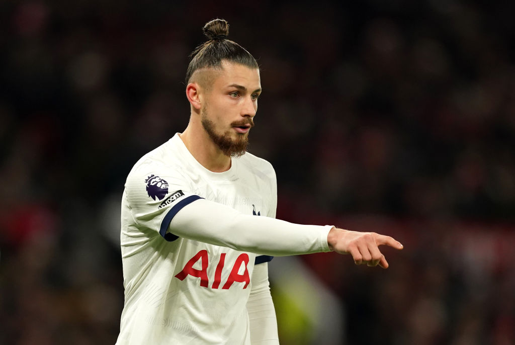 De ce joacă Radu Drăgușin precum boxerii. Fanii lui Tottenham au răbufnit împotriva lui Ange Postecoglou pe rețelele de socializare