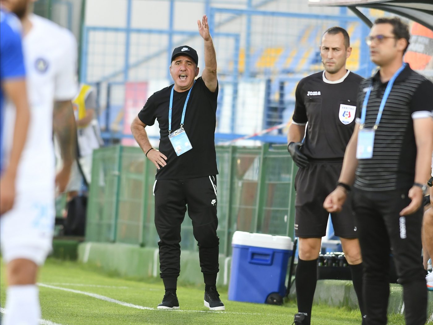 Gheorghe Hagi, „îmblânzit” de către arbitri! Cum țineau în frâu protestele „Regelui”: „Mişcă-te un pic spre el!”