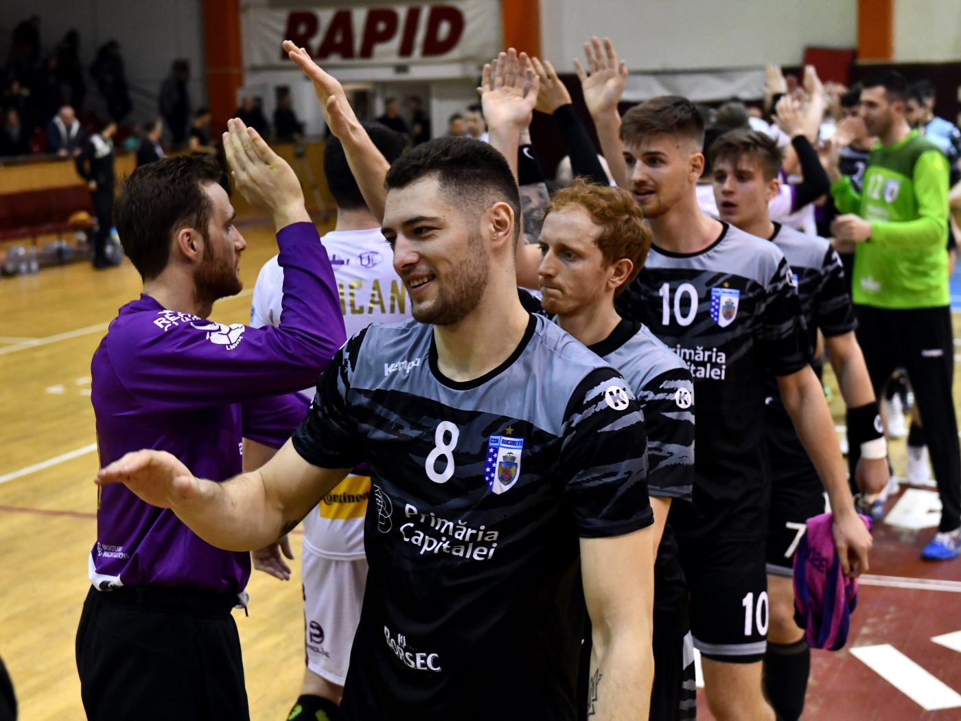 Dinamo București continuă campania spectaculoasă de achiziții. I-a transferat pe Robert Militaru și Ahmed Khairy de la rivalele CSM București și Steaua București