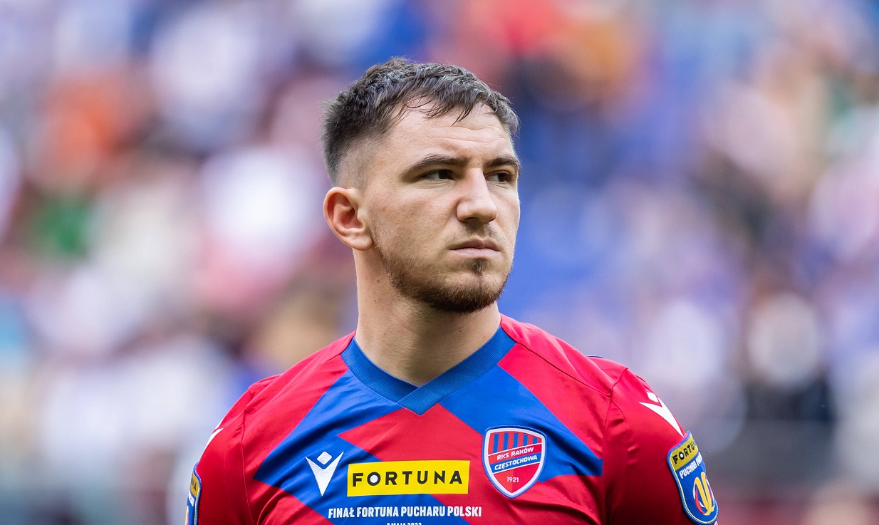 Clipe șocante sub ochii lui Deian Sorescu. Arbitrul a eliminat un jucător în minutul 10 și apoi și-a luat brigada și a părăsit definitiv meciul. De ce a recurs la acest gest dur și ce s-a întâmplat apoi pe teren