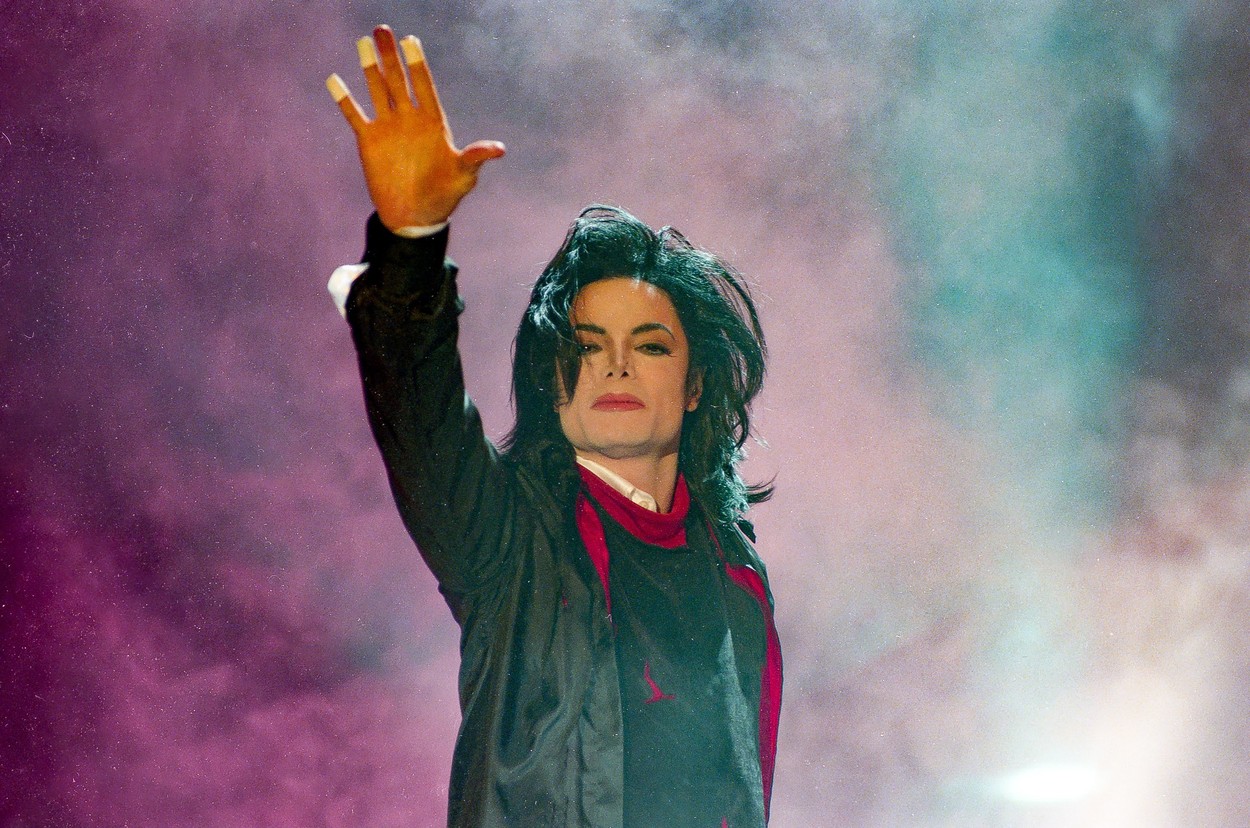 Fabuloasă vizită a lui Michael Jackson, din 1999, la echipa patronată de fostul „socru” al prințesei Diana! Regele muzicii pop i-a luat prin surprindere pe jucătorii aflați pe jumătate goi din vestiarul lui Fulham