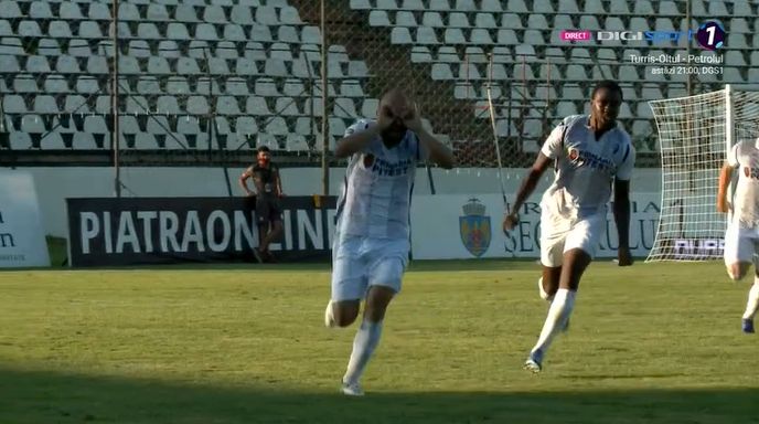Sursă foto: Captură Digi Sport // Daniel Șerbănică marchează în poarta Rapidului și celebrează golul precum Iasmin Latovlevici