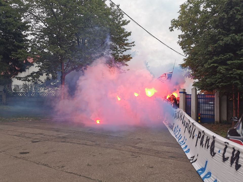 Colind incendiar! Suporterii lui Poli Iași au făcut spectacol în curtea casei președintelui Ciprian Paraschiv: „Cum să nu iubești această echipă?” | VIDEO