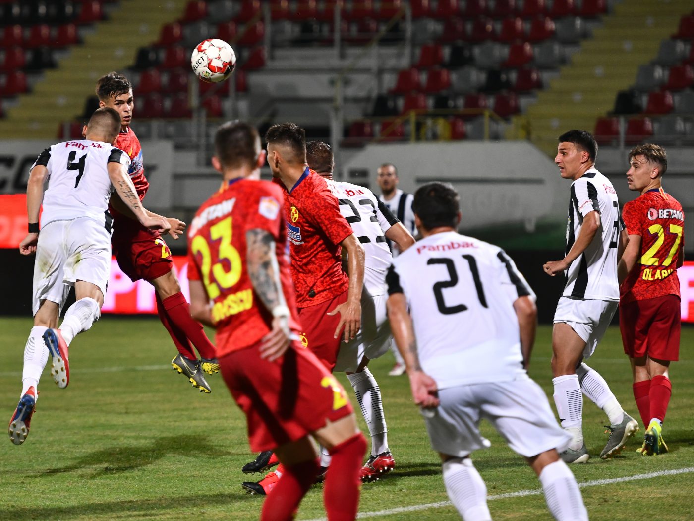 ANALIZĂ Cine dă mai bine cu capul? FCSB conduce în clasamentul Ligii 1, prin loviturile lui Darius Olaru și Iulian Cristea