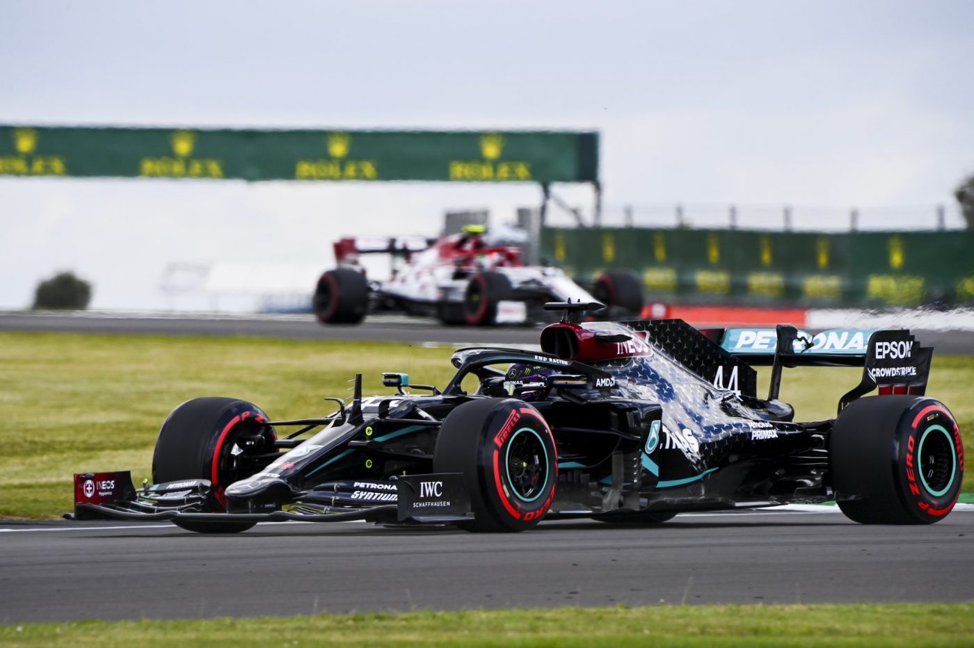 De ce nu semnează Lewis Hamilton noul contract cu Mercedes. Pilotul britanic, asaltat de scrisori când a ajuns în Bahrain. Îl va urma pe marele Jackie Stewart?