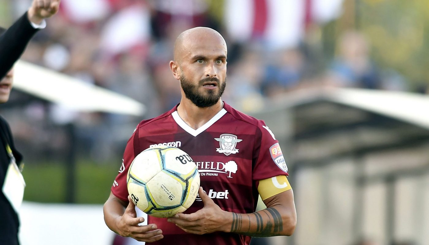 Show pirotehnic în fața casei lui Ionuț Voicu! Ultrașii Rapidului i-au făcut o supriză căpitanului giuleștean care azi s-a retras din cariera de fotbalist!