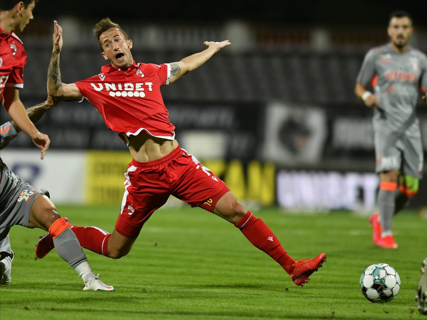 Juan Camara, golul carierei la FC Argeș – Dinamo! Jucătorul formației din „Ștefan cel Mare” a înscris de la jumătatea terenului | FOTO