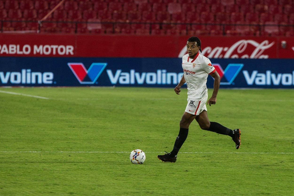 FC Barcelona și Chelsea Londra, război total pentru Jules Kounde: fundașul vrea să plece cu orice preț de la Sevilla în această vară!