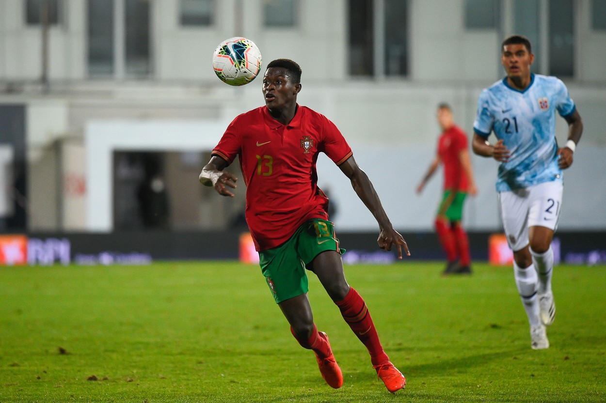 Nuno Mendes de la Sporting Lisabona este unul dintre cei mai doriți fotbaliști din Europa! FC Barcelona și Manchester City sunt cele mai interesate de un transfer al său în această vară