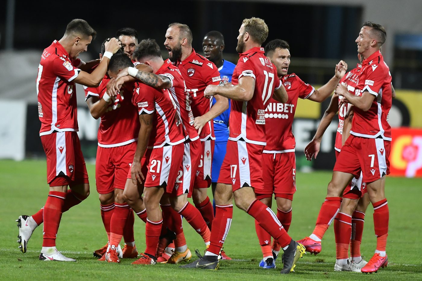 Jucătorii străini de la  Dinamo au luat la pas Bucureștiul. Borja Valle a fost în vizită la Cotroceni, Rene Roman și iubita au făcut poze în fața Casei Poporului | FOTO