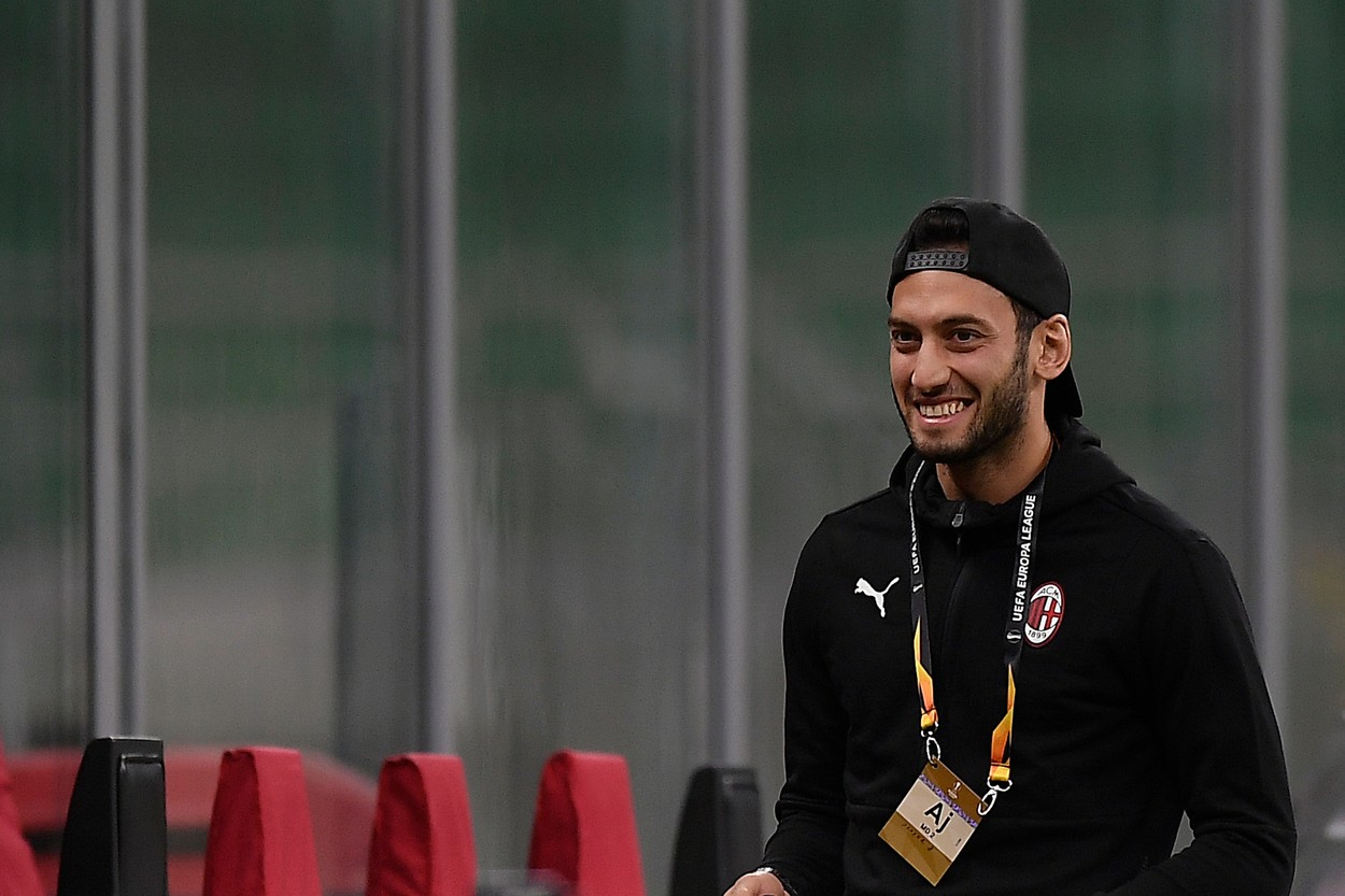 Hakan Calhanoglu, la un pas de transferul la Manchester United! Gruparea de pe Old Trafford are 90 la sută șanse să semneze cu starul lui AC Milan