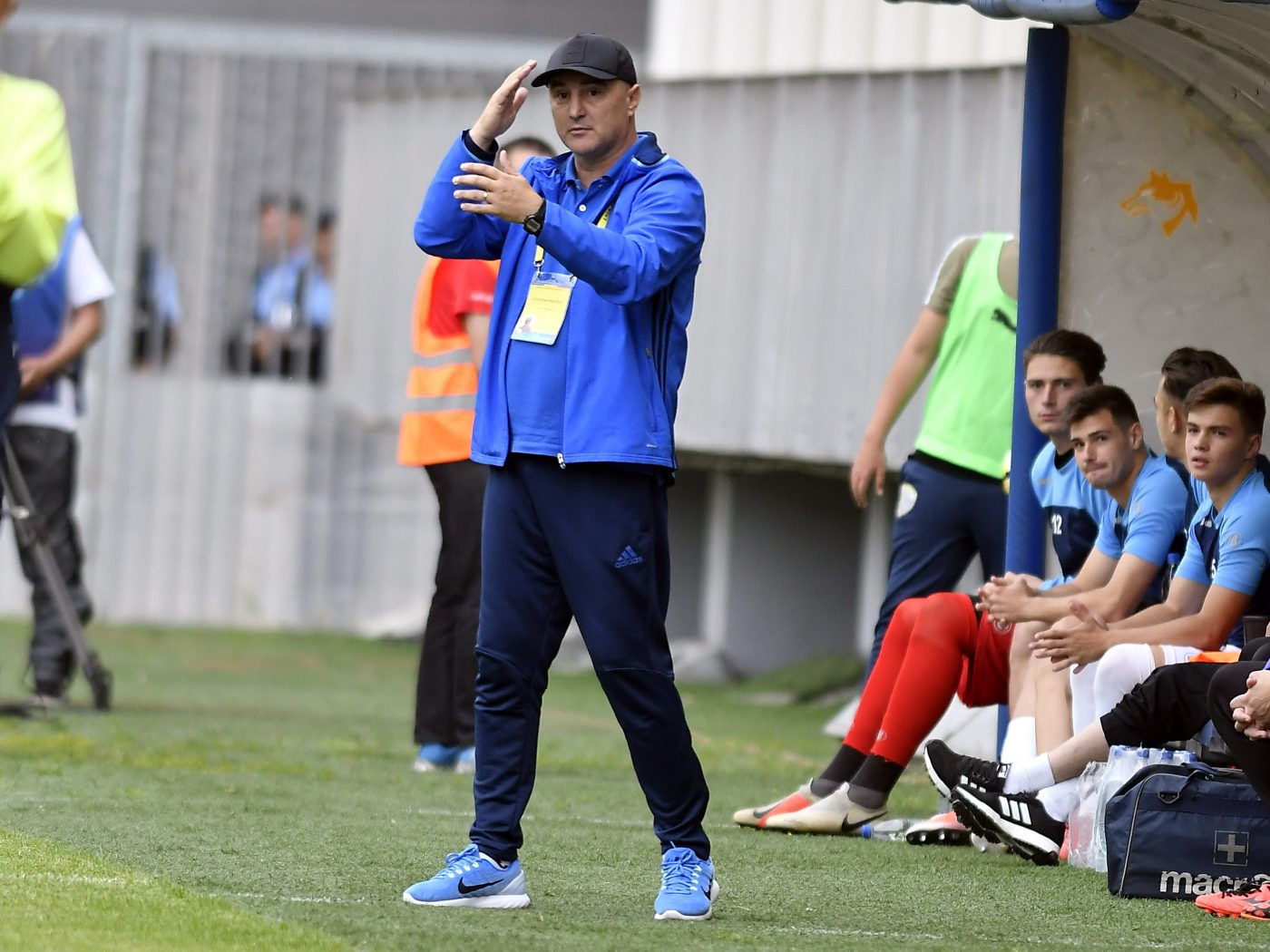 Scandal uluitor la o echipă din Superliga! Fanii Petrolului îl desființează pe Vivi Răchită, iar fostul mare jucător al „lupilor galbeni” ripostează violent