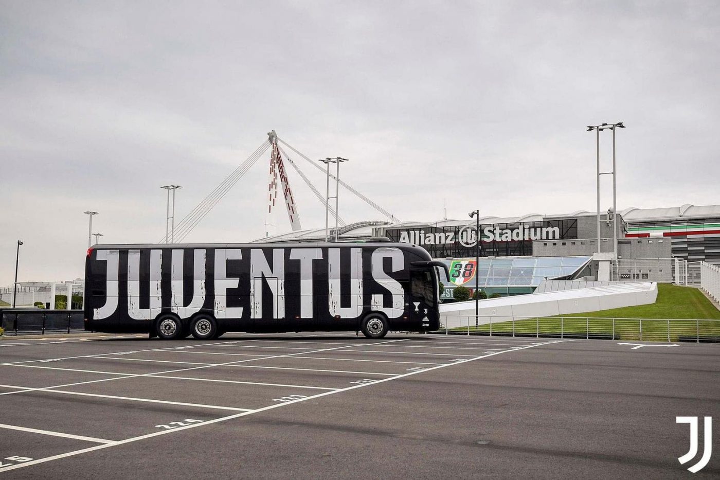 FOTO | Noul autocar al lui ”U” Cluj arată spectaculos. Seamănă cu cel al lui Juventus